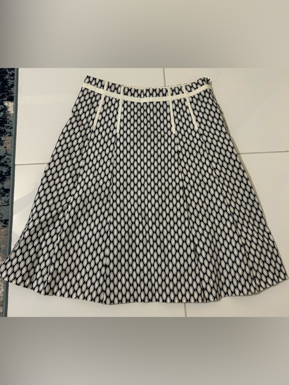 Women’s Gap Stretch Patterned Black White Casual Flared Skirt - Size 8 Regular